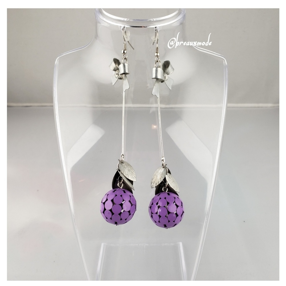 Miss Subtle - Swinging Ball Earrings